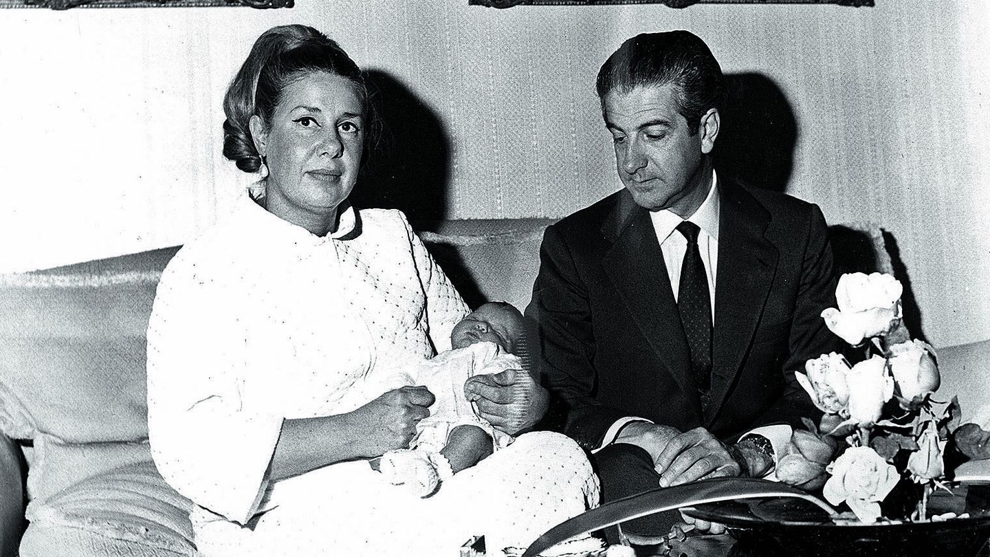 Los duques de Alba, con Eugenia recién nacida. (Archivo Duques de Alba, Palacio de Liria, Madrid)