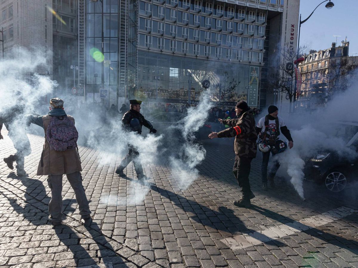 Foto: La policía lanza gas lacrimógeno contra los manifestantes. (Photo by Sam Tarling/Getty Images)