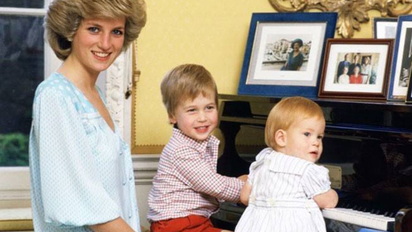 La princesa Diana de Gales junto a sus hijos en una imagen de archivo. (Reuters)