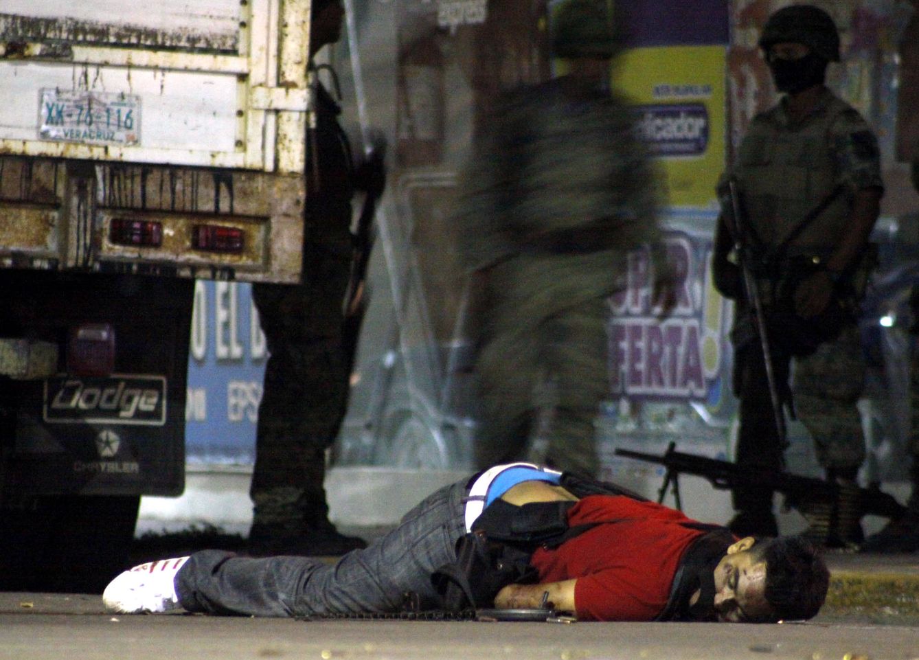 Foto: Soldados junto al cadáver de un pistolero asesinado durante un tiroteo en Veracruz. (Reuters)