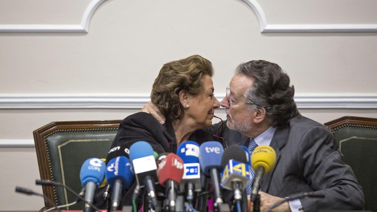 Foto: Rita Barberá y Alfonso Grau en la rueda de prensa en la que ha anunciado su dimisión. (EFE)