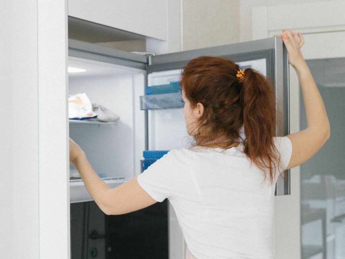 Foto: Mujer elimina las placas de hielo del congelador (Meruyert Gonullu/Pexels)