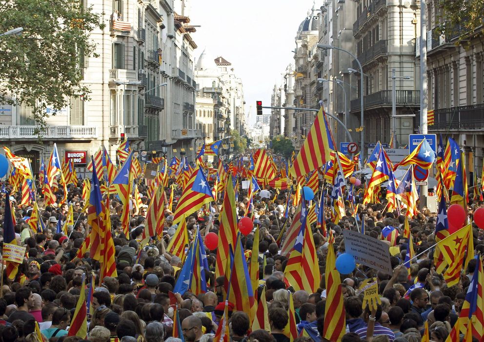 Foto: Miles de catalanes se manifiestan para reclamar independencia y pacto fiscal. (EFE)