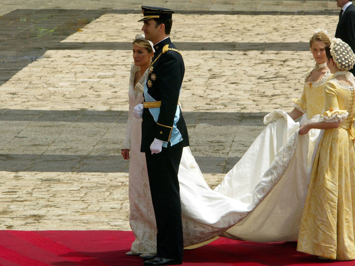 Los recién casados, con sus damas de honor tras salir de la Almudena. (Getty)