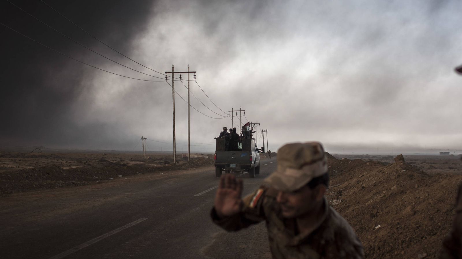 Foto: Soldados iraquíes en el último puesto de control del frente de Al Qayara. (Ethel Bonet)