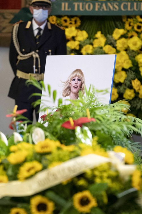 El féretro de Raffaella Carrà, cubierto de flores y con una imagen de la artista. (Reuters)