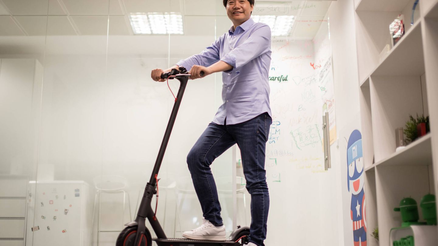 Lei Jun se monta en uno de sus productos estrella, sus patinetes. (Jorge Álvaro Manzano)