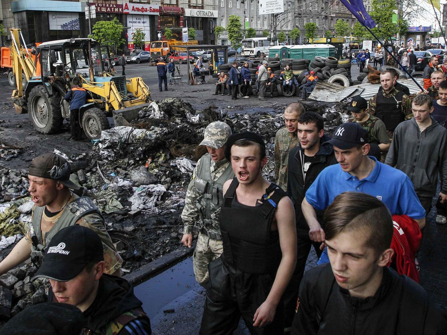 Miembros de las autodefensas del Euromaidan marchan por el centro de Kiev (Reuters).
