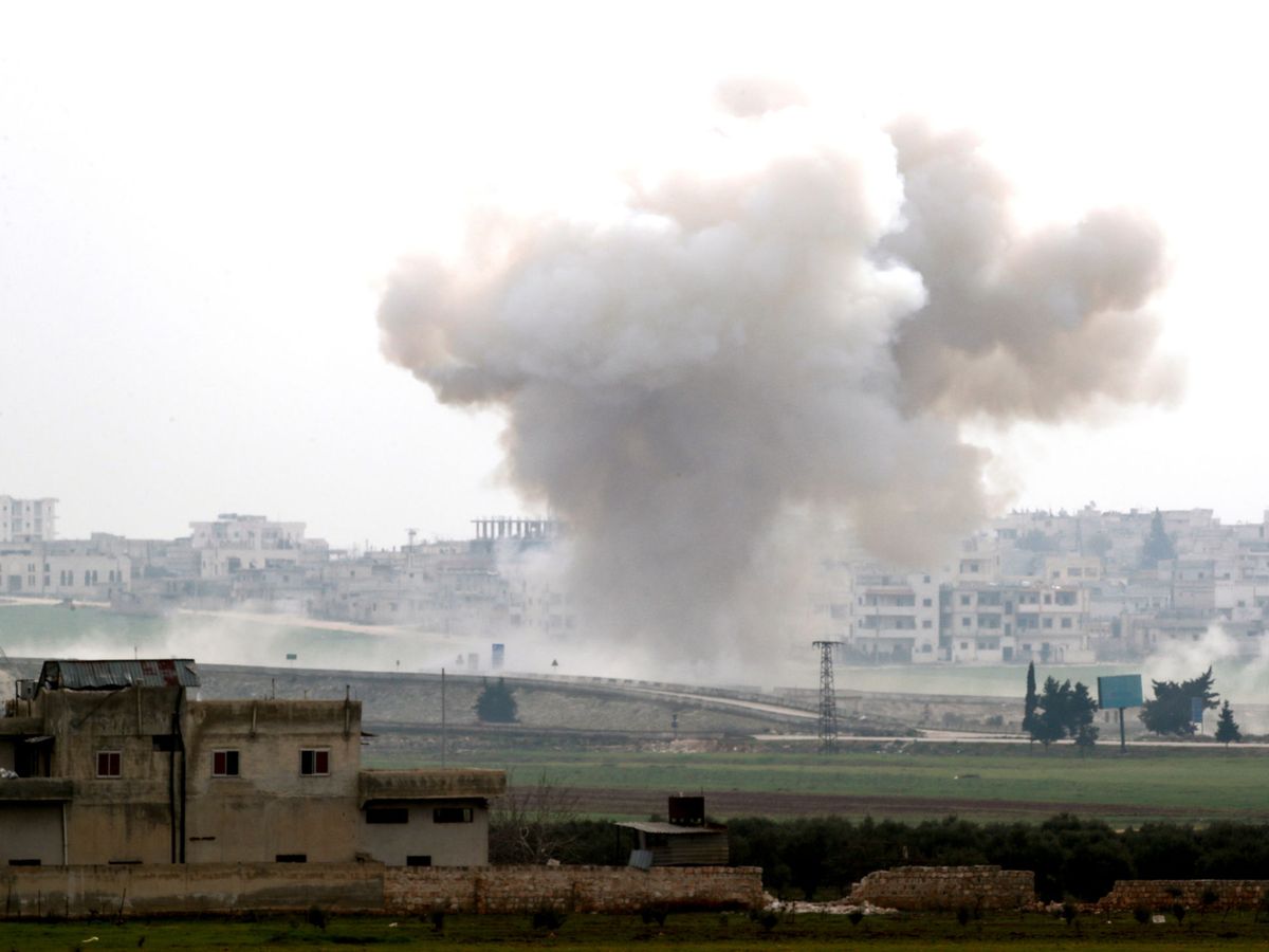 Foto: Bombardeo en Idlib, último bastión opositor al régimen sirio, este febrero (Reuters)
