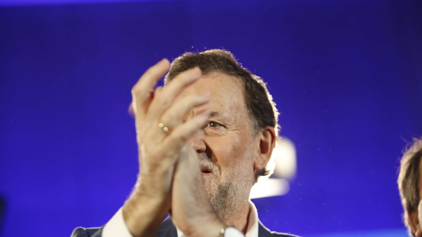 Foto: Mariano Rajoy, aplaude en un mitin en A Coruña tras la agresión. (EFE)