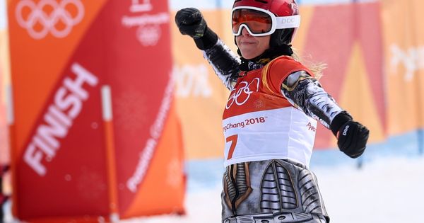 Foto: Ester Ledecka celebra su victoria en el gigante paralelo de snowboard tras cruzar la meta. (Reuters)