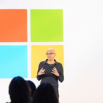 Foto: Nadella, junto a un logo de Windows. (Europa Press)