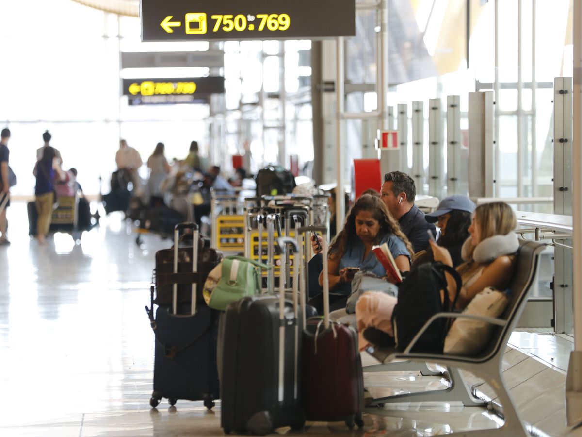 Foto: Varias personas en la terminal 4 del aeropuerto Adulfo Suárez Madrid Barajas. (EFE/Luis Millán)
