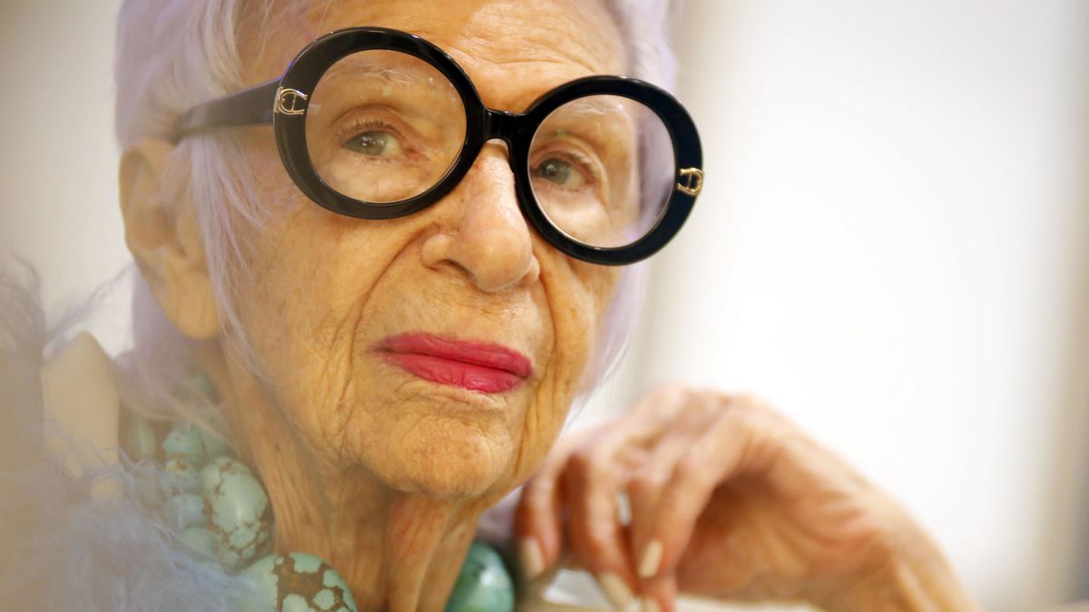 Muere la diseñadora Iris Apfel a los 102 años, un icono de la moda 