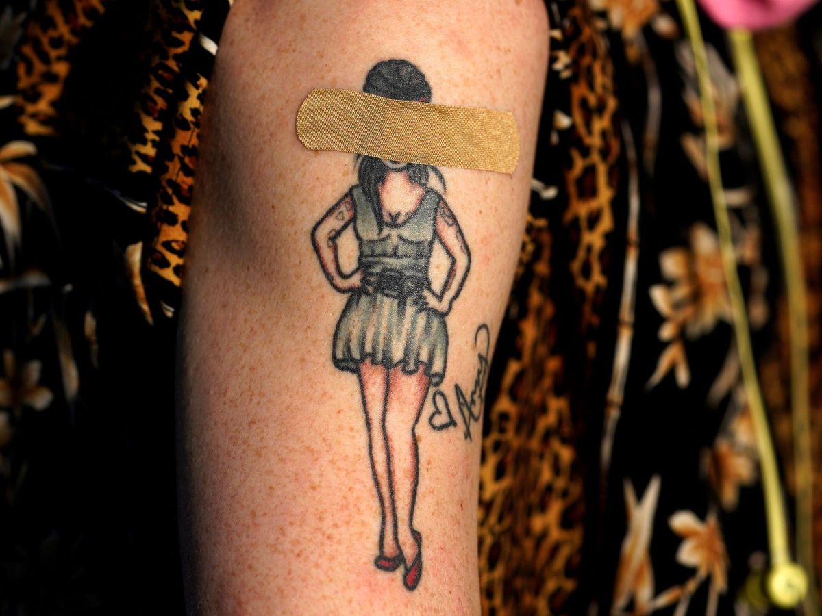 Foto: Tatuaje con una tirita superpuesta tras la vacuna contra el covid. (EFE)