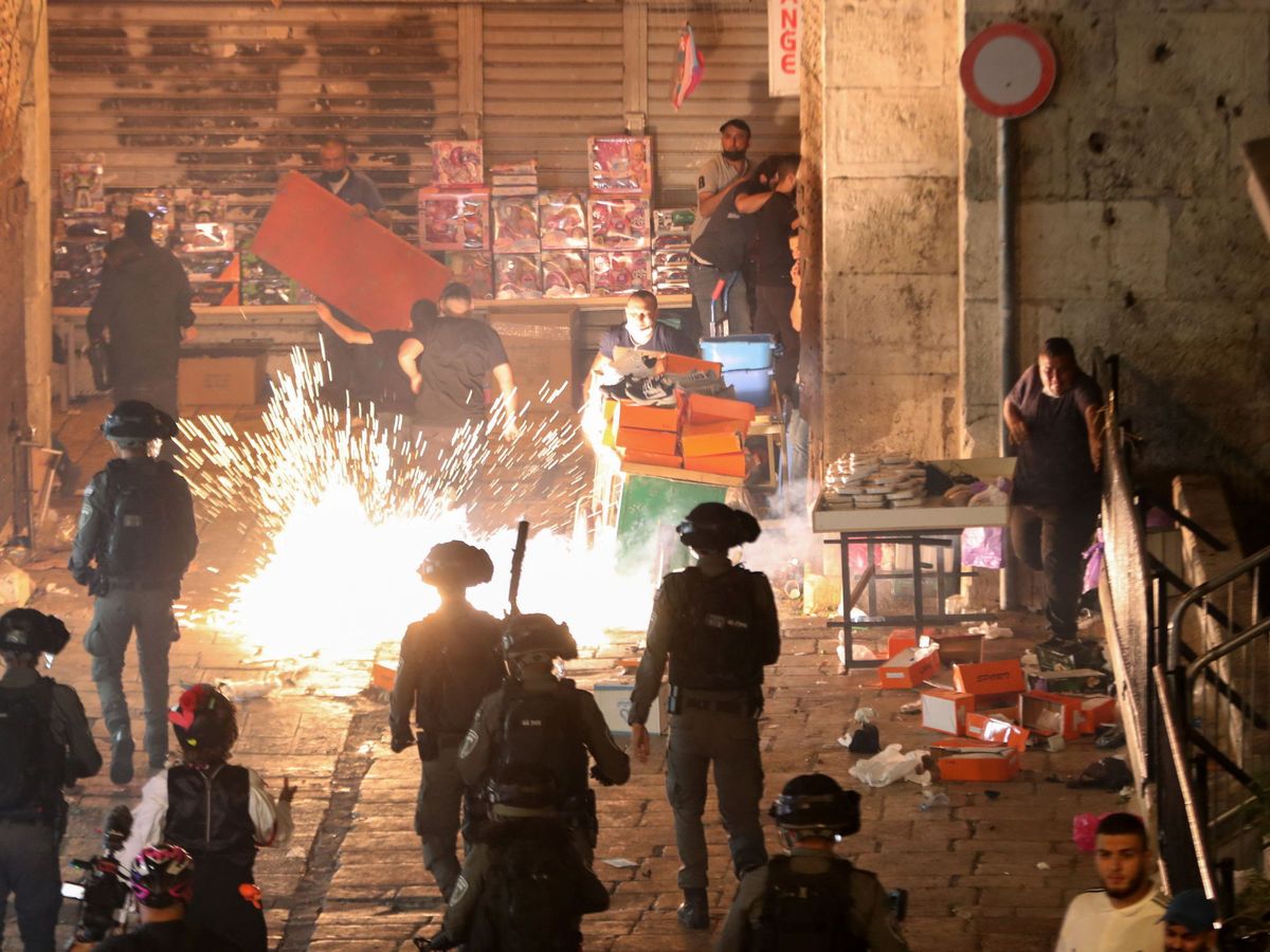 Foto: Enfrentamientos entre palestinos y policía israelí en Jerusalén. (Reuters)
