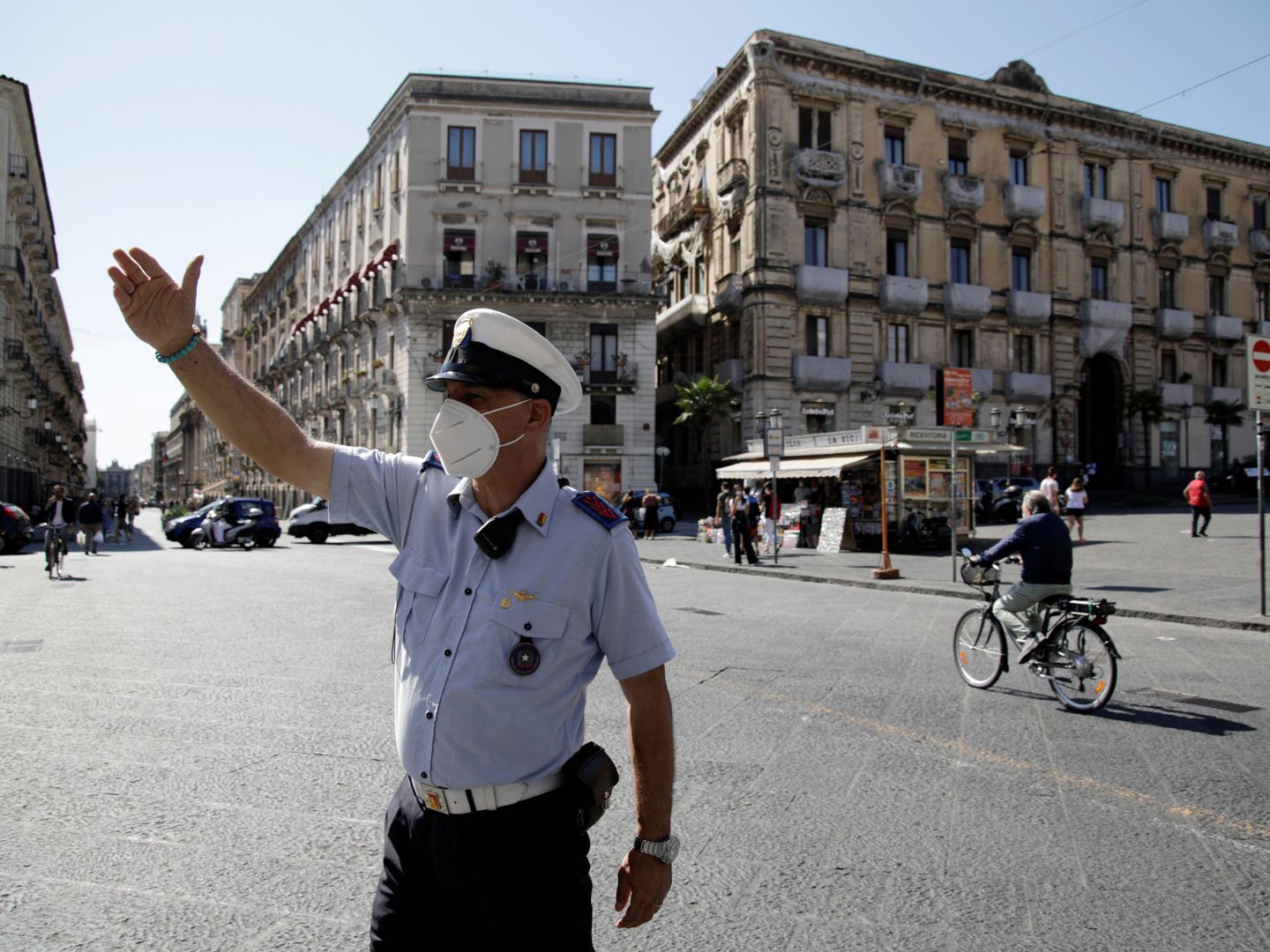 Un policía, en Catania. (Reuters)