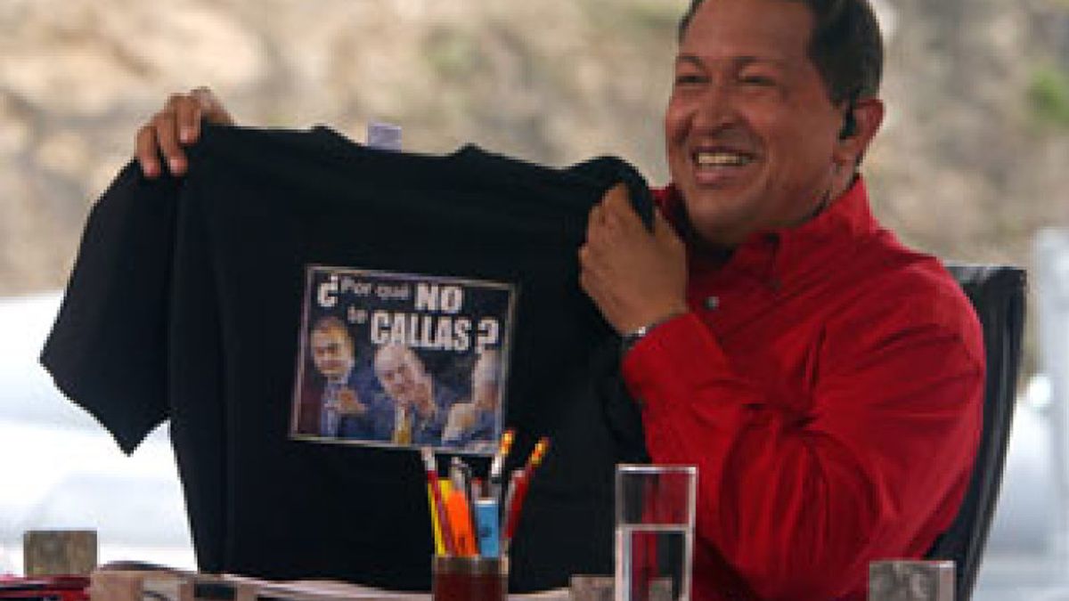 Chávez muestra camiseta que le regaló el Rey con el "¿por qué no te callas?"