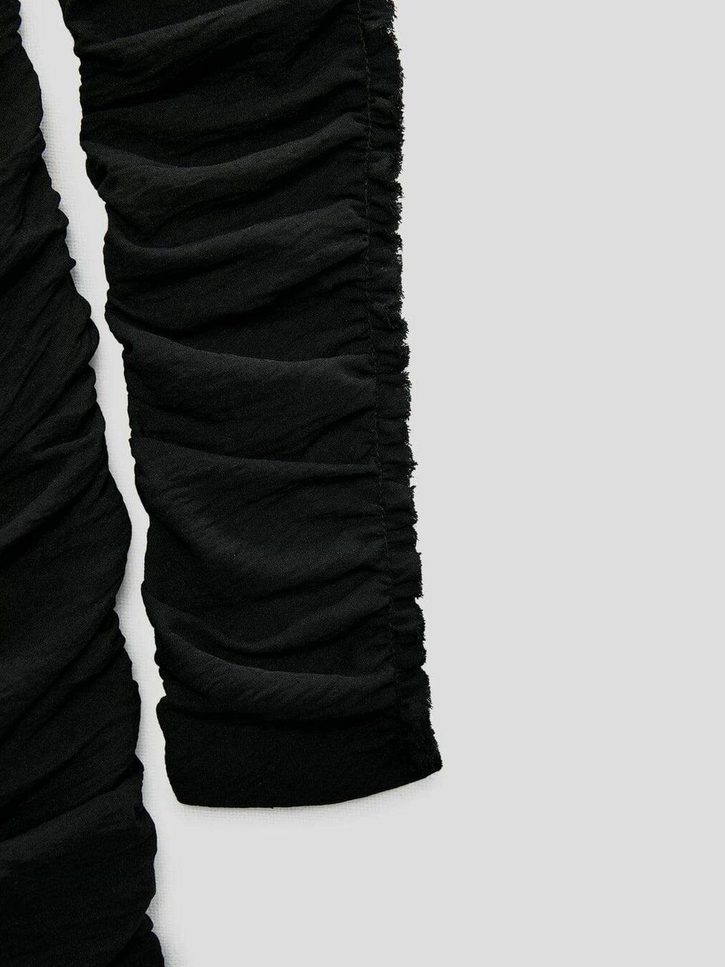 Vestido negro de edición limitada. (Zara/Cortesía)