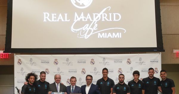 Foto: Algunos jugadores, en la presentación del Real Café en Miami. (EFE) 