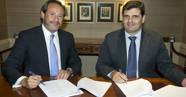 Foto: Ramón Betolaza (Black Toro Capital) y Rafael Contreras (presidente de Carbures), en una imagen de archivo de 2014. (Carbures)
