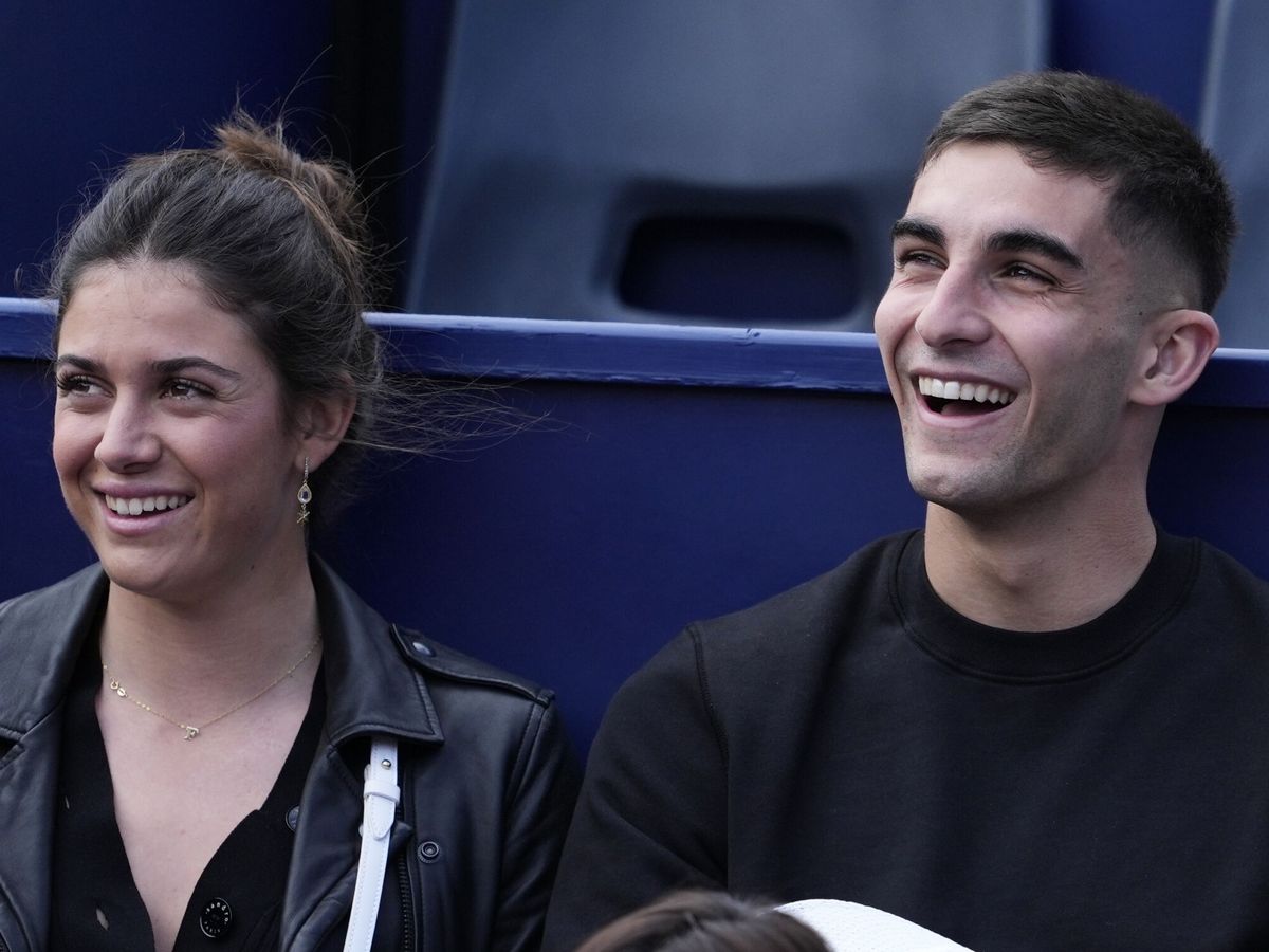 Foto: El futbolista del Barcelona, Ferran Torres, junto a su novia, Sira Martínez, en el torneo de tenis Condé Godó. (EFE/Alejandro García)