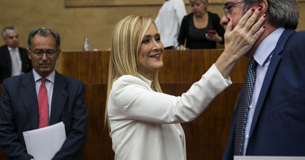 Foto: La presidenta de la Comunidad de Madrid, Cristina Cifuentes, y el portavoz del grupo del PSOE, Ángel Gabilondo. (EFE)
