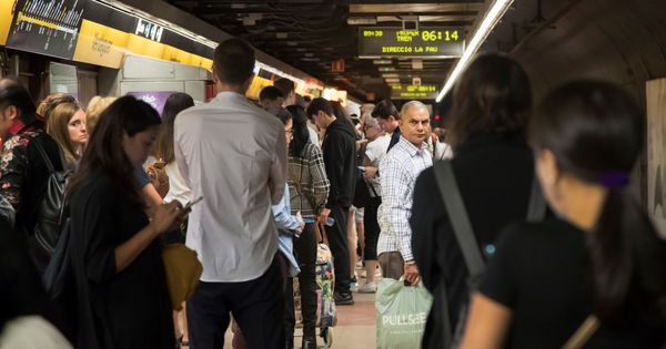 Foto: Viajeros del metro de Barcelona. (EFE)