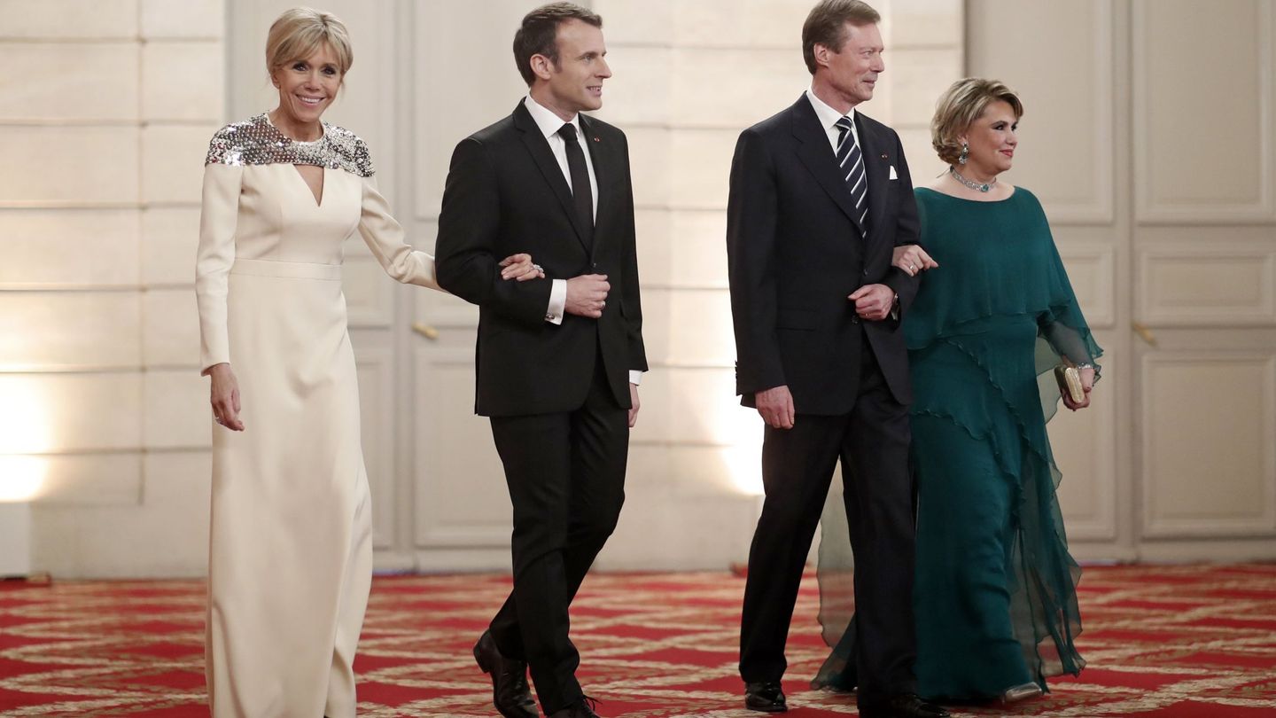 El presidente francés, Emmanuel Macron, y su esposa, Brigitte Macron, llegan junto al gran duque Enrique de Luxemburgo y su esposa, María Teresa, para una cena de Estado. (EFE)