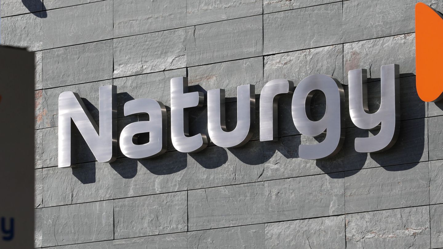 El logo de Naturgy en su sede principal de Madrid. (EFE)