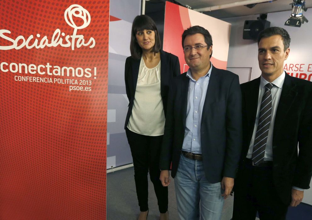 Foto: Pedro Sánchez (dcha.), junto a Óscar López (centro) y María González, con quien coordinó la conferencia política de noviembre. (EFE)