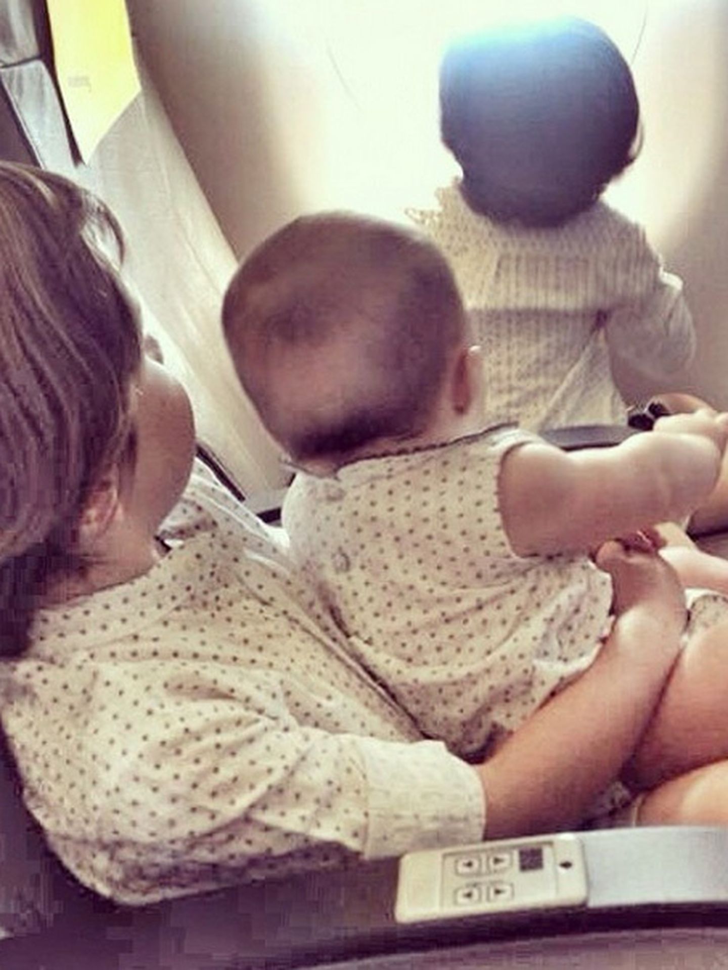 Los tres hijos del matrimonio en el avión (Instagram)