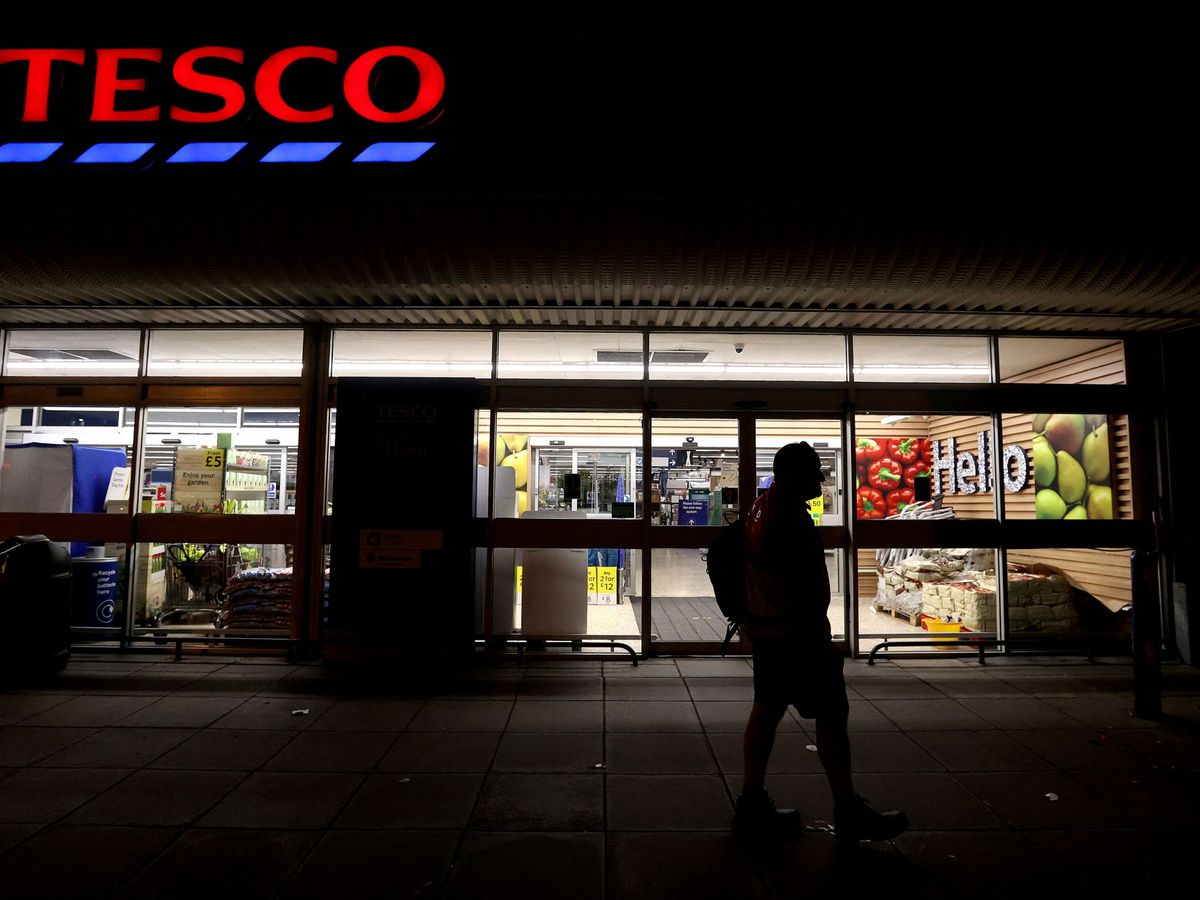 Foto: Un supermercado de la cadena Tesco está entre los afectados (Reuters/Carl Recine)