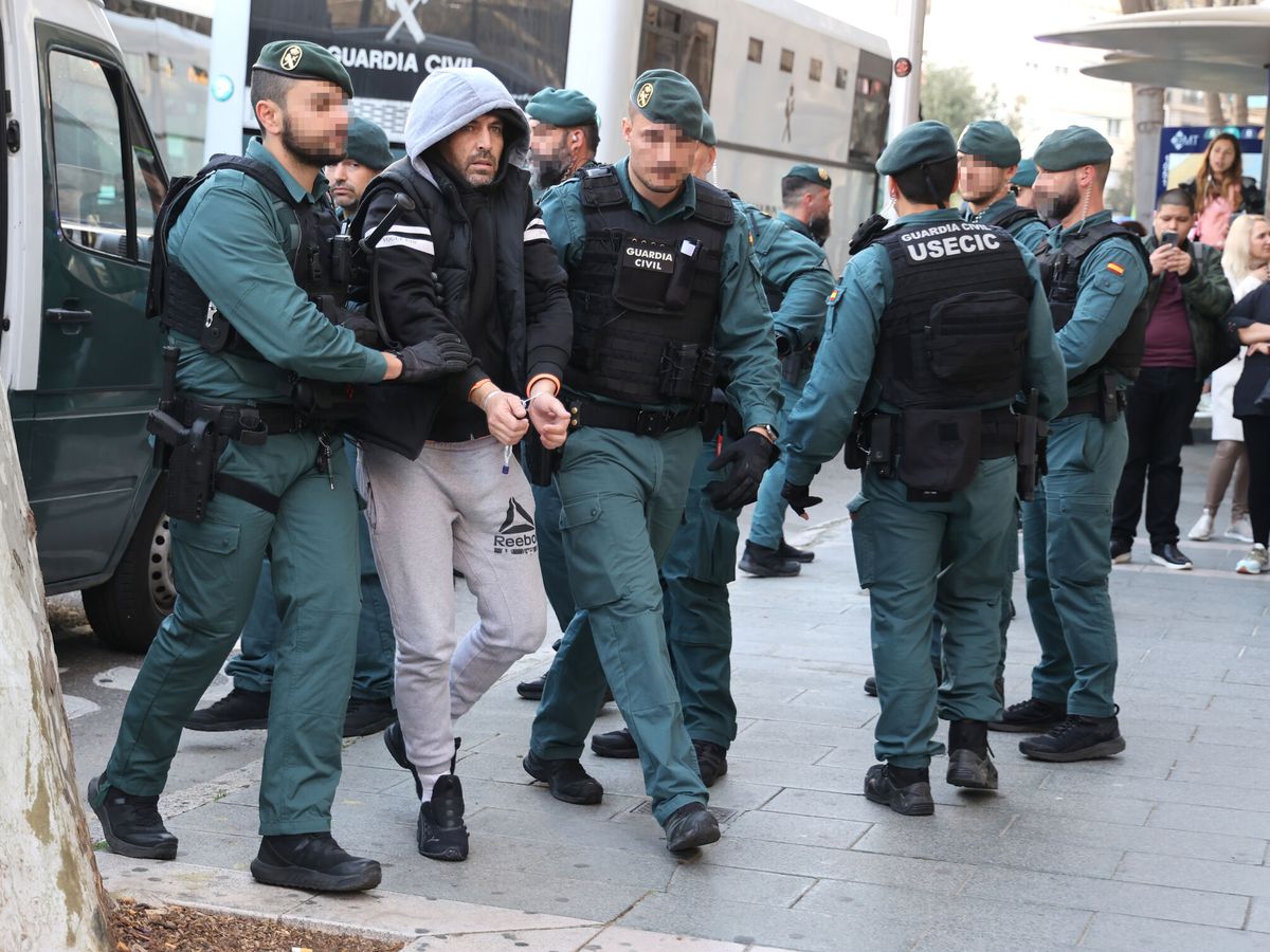 Foto: Agentes de la Guardia Civil procediendo a las detenciones. (Europa Press/Isaac Buj)