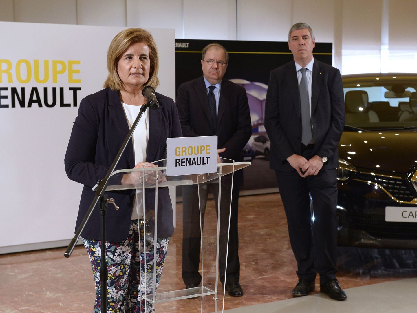 Fátima Báñez atiende a los medios durante la visita a la factoría de Renault en Valladolid. (EFE)