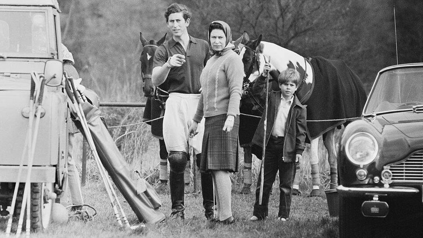 Carlos participa en un partido de polo en acompañado por la reina y el príncipe Eduardo. (Getty)