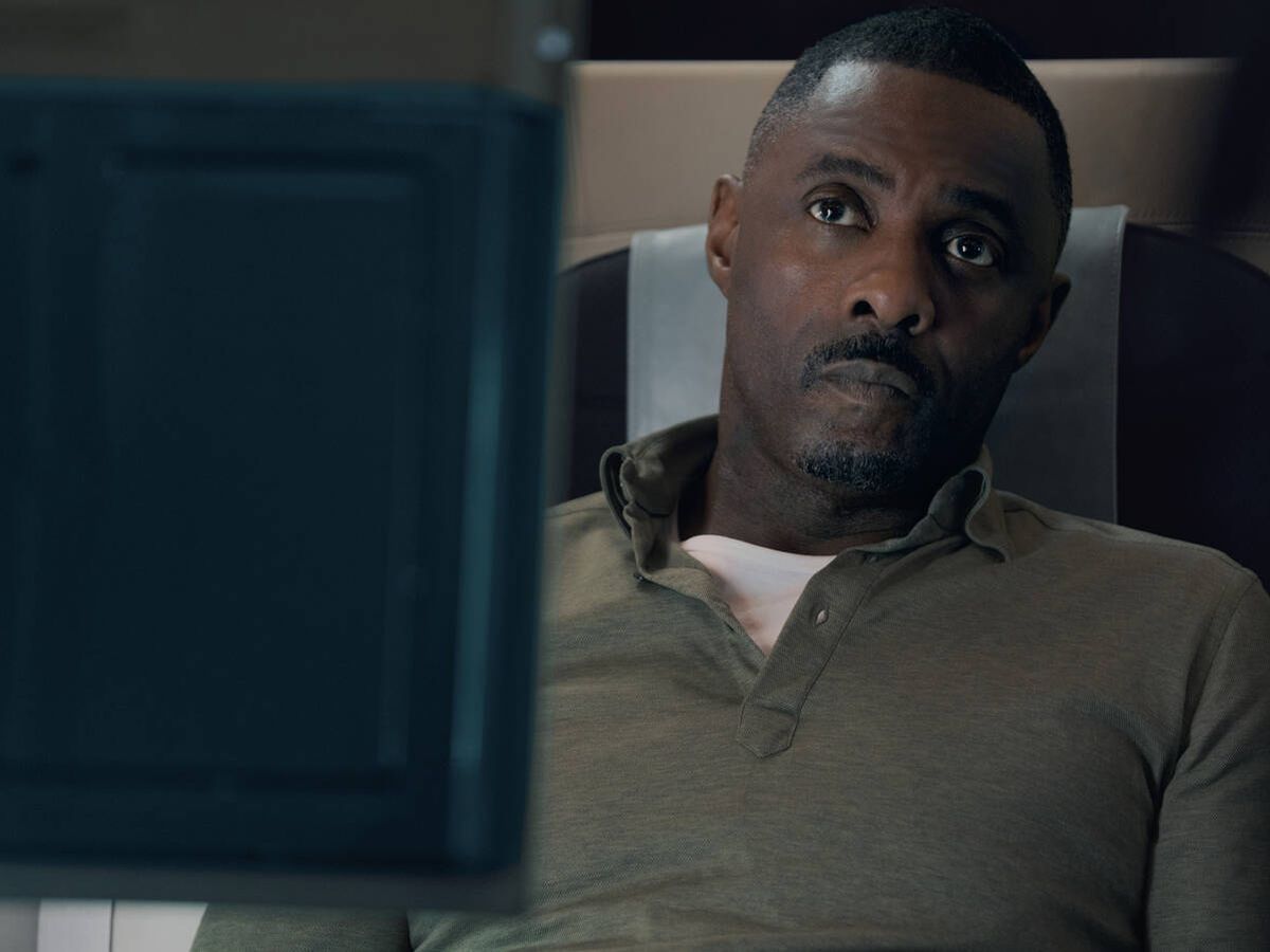 Foto: El actor Idris Elba, en un episodio de la miniserie 'Secuestro en el aire'. (Apple TV)