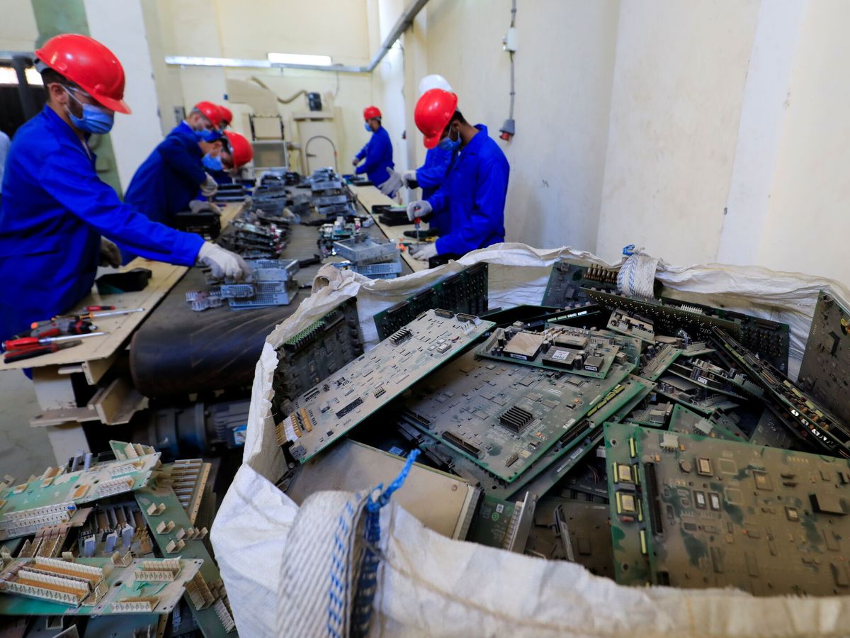 Foto: Planta de reciclaje de productos electrónicos en Egipto. (Reuters)