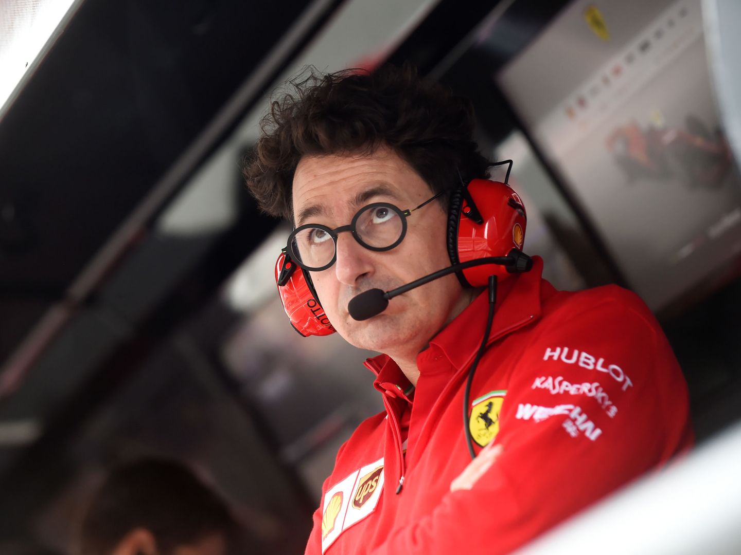 Mattia Binotto observa con atención la 'qualy' de Leclerc y Vettel en Italia. (Reuters)