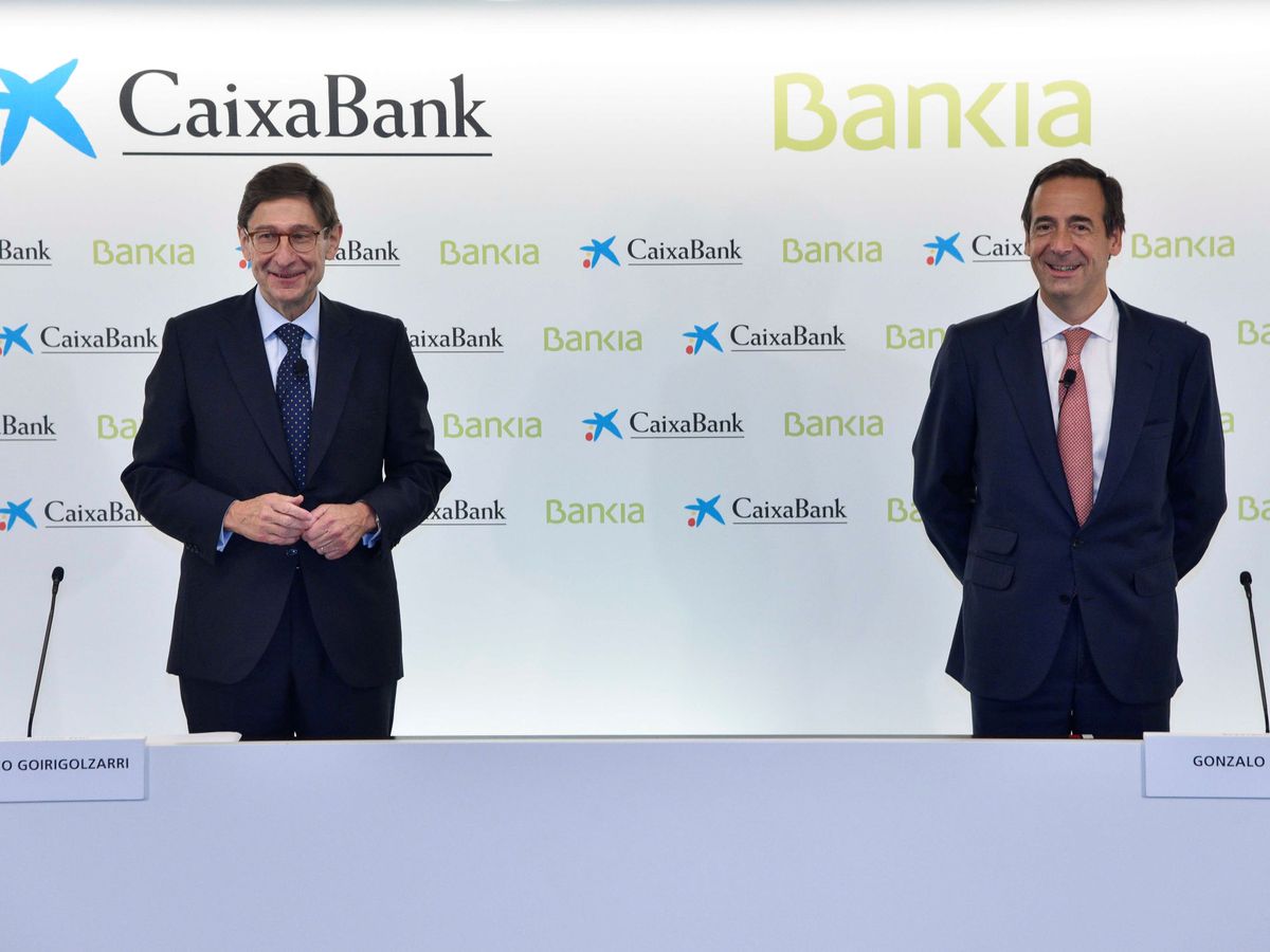 Foto: José Ignacio Goirigolzarri (i), presidente de Bankia; y Gonzalo Gortázar (d), CEO de CaixaBank. (EFE)