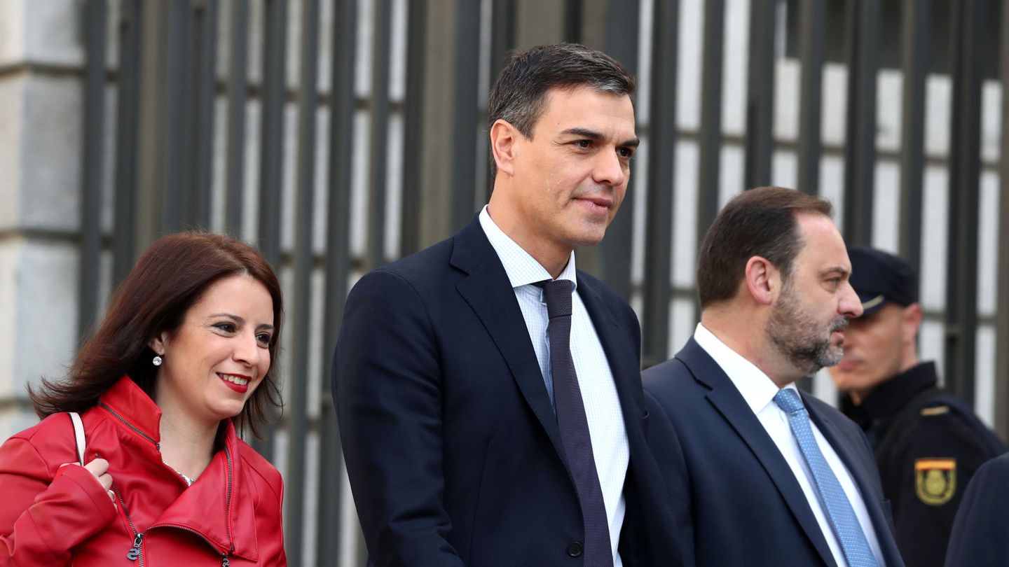 Pedro Sánchez, junto con sus escuderos, Adriana Lastra y José Luis Ábalos, el pasado 1 de junio al llegar al Congreso. (Reuters)