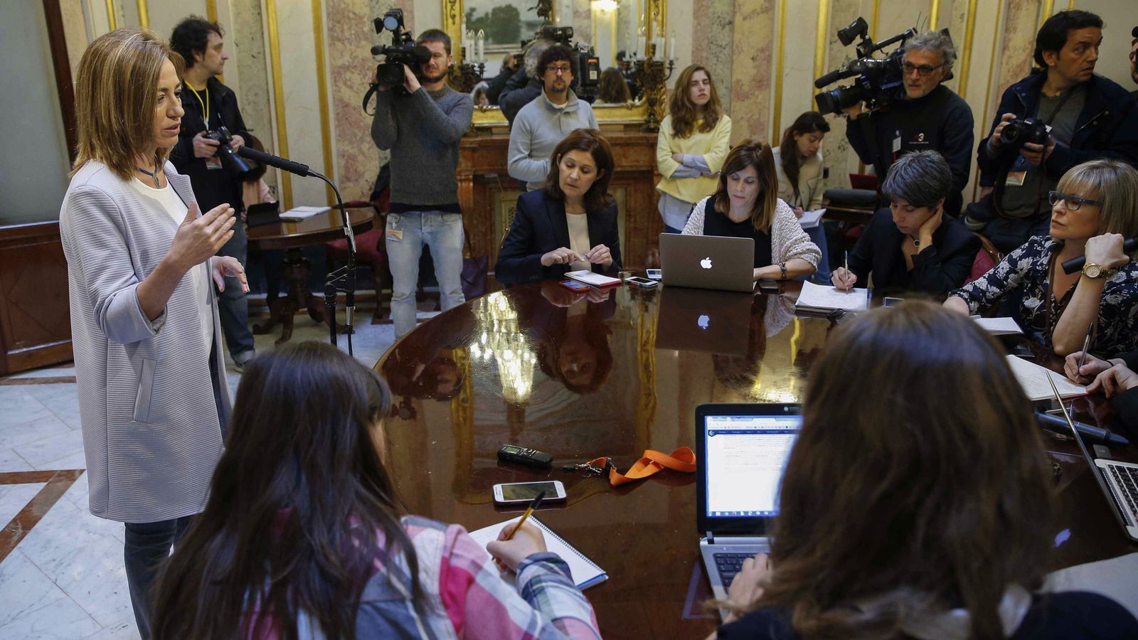 Foto: Carme Chacón, explicando los motivos de su renuncia a encabezar la lista de Barcelona, este 28 de abril en el Congreso. (EFE)