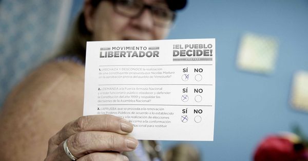 Foto: Una mujer venezolana muestra su voto, durante la votación de una consulta popular impulsada por la oposición venezolana contra el proceso constituyente. (EFE)