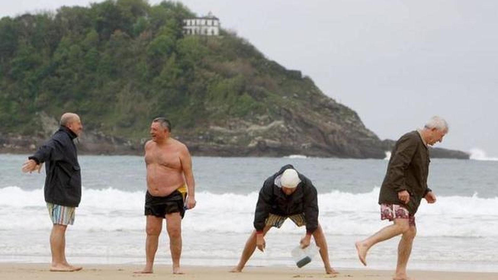 Foto: Un grupo de jubilados disfruta de la playa de la Concha de San Sebastián. (EFE)  