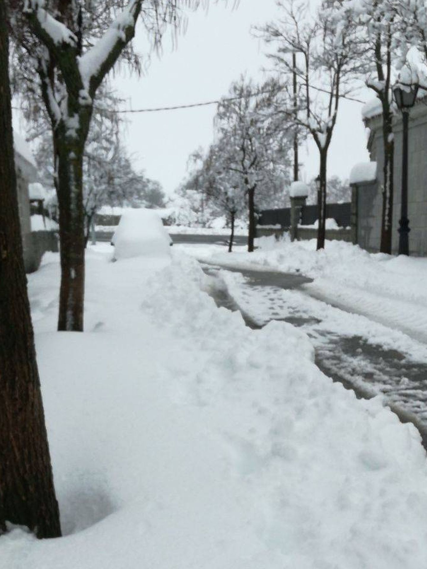 La calle de la familia de Gema e Iván cubierta de nieve.