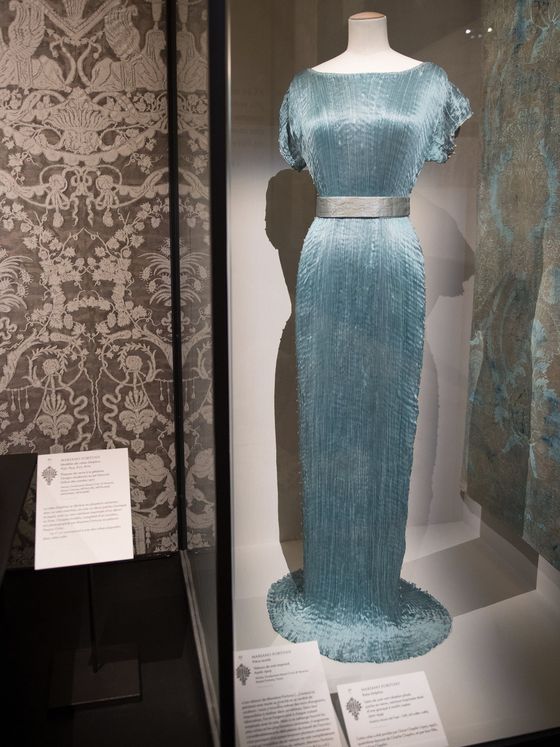 Vestido Delphos de Fortuny, en una exposición sobre el diseñador español en París. (EFE)