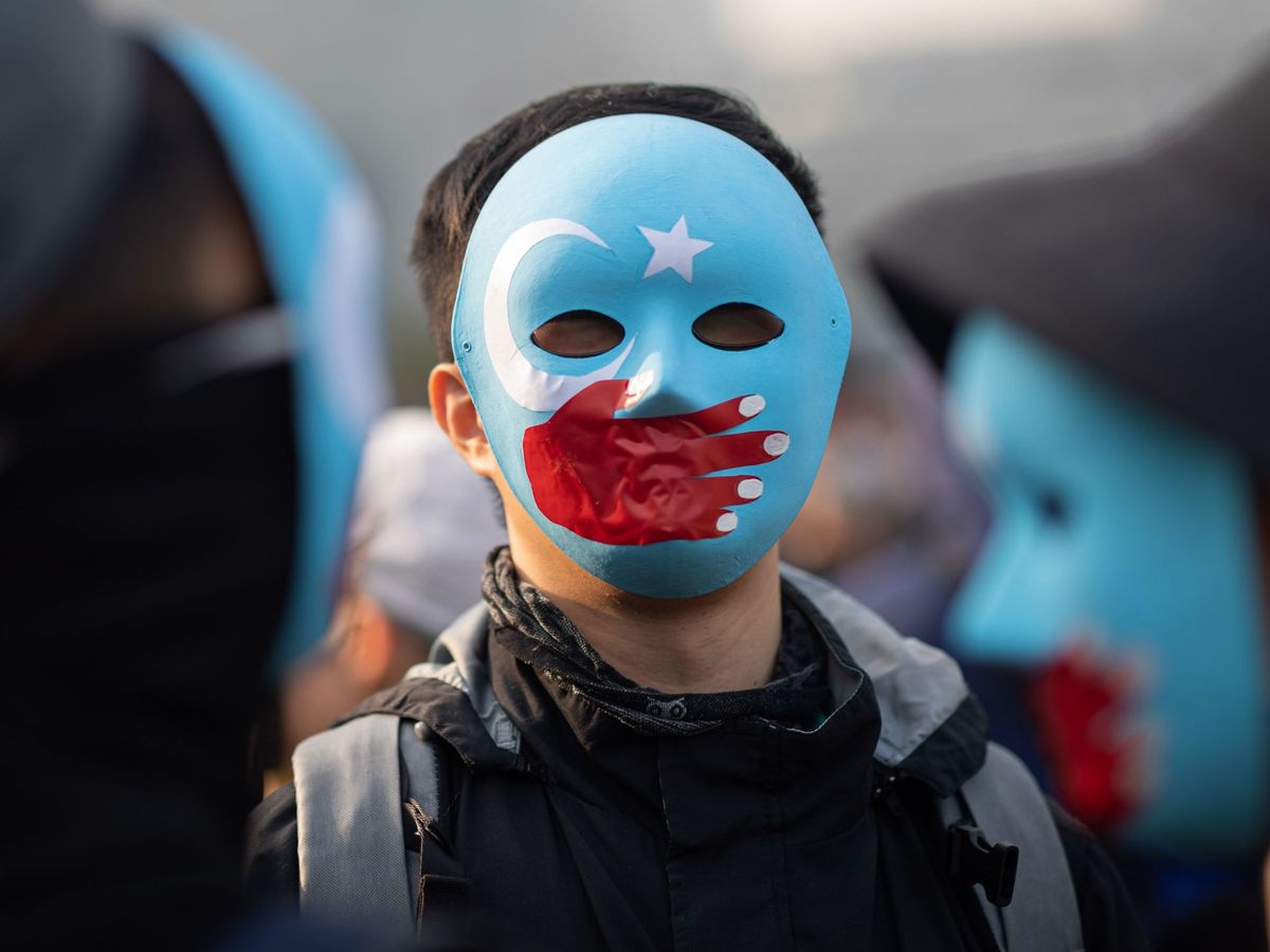 Foto: Un manifestante luce una careta durante la protesta celebrada en apoyo a los musulmanes uigur de Xianjiang en Hong Kong (China). (Reuters)
