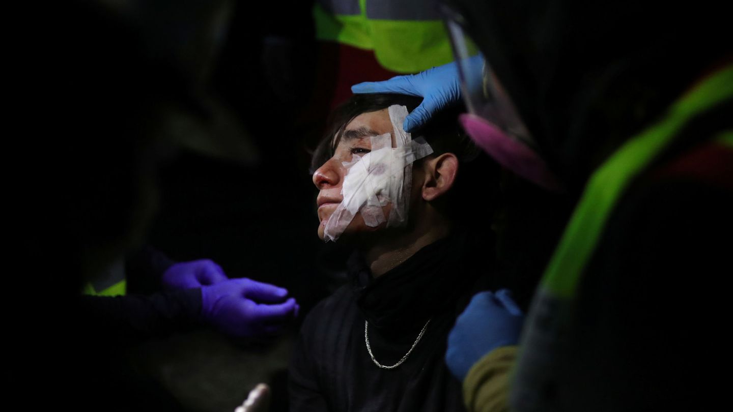 Un manifestante herido en Santiago. (Reuters)