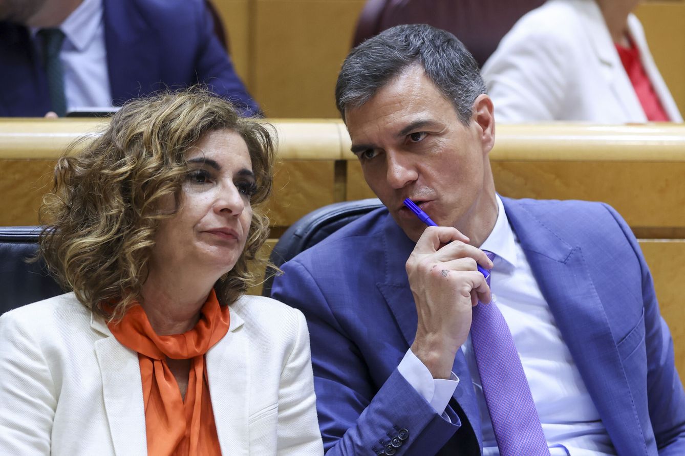 El presidente del Gobierno, Pedro Sánchez (d), y la ministra de Hacienda, María Jesús Montero (i). (EFE/Kiko Huesca)
