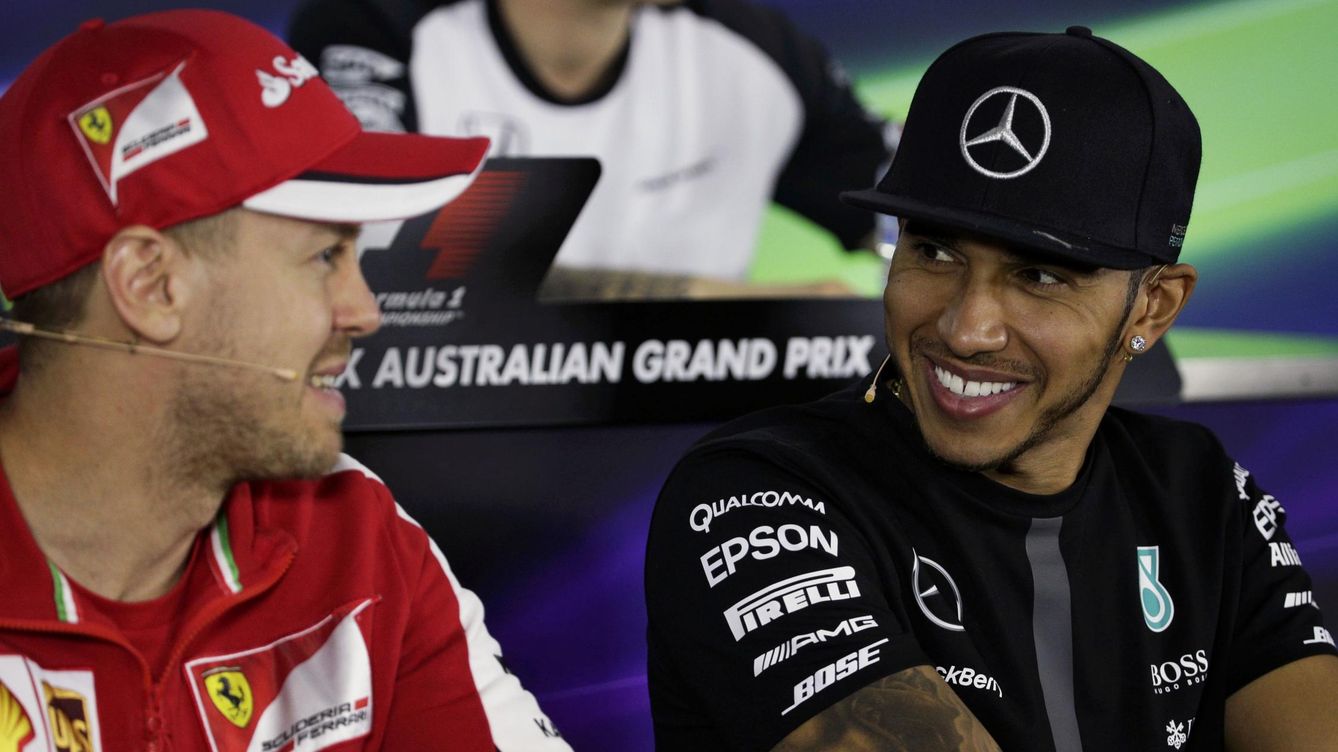 Foto: Sebastian Vettel por primera vez con Ferrari en una rueda de prensa de gran premio, junto a Lewis Hamilton (Reuters)